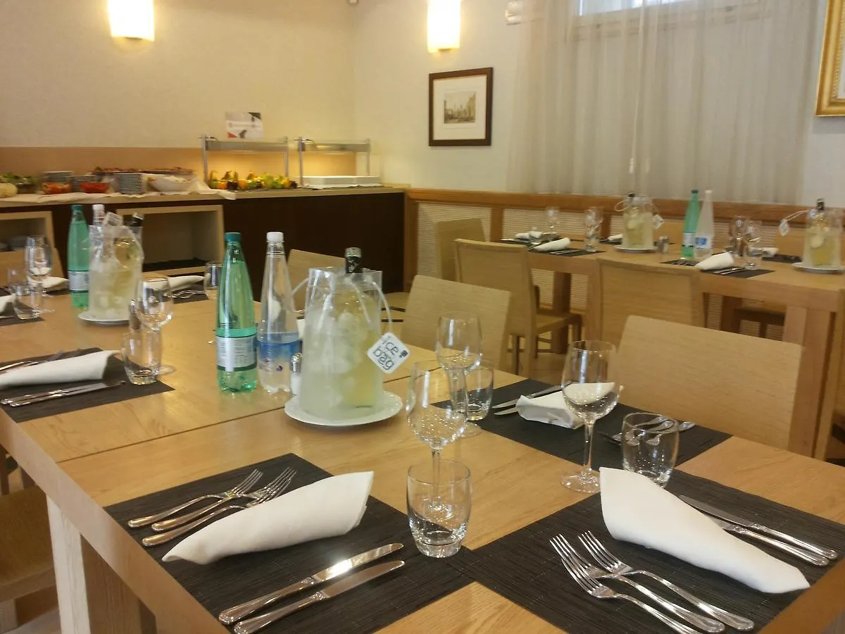 Hotel Domus Australia Roma 4*,  Italia